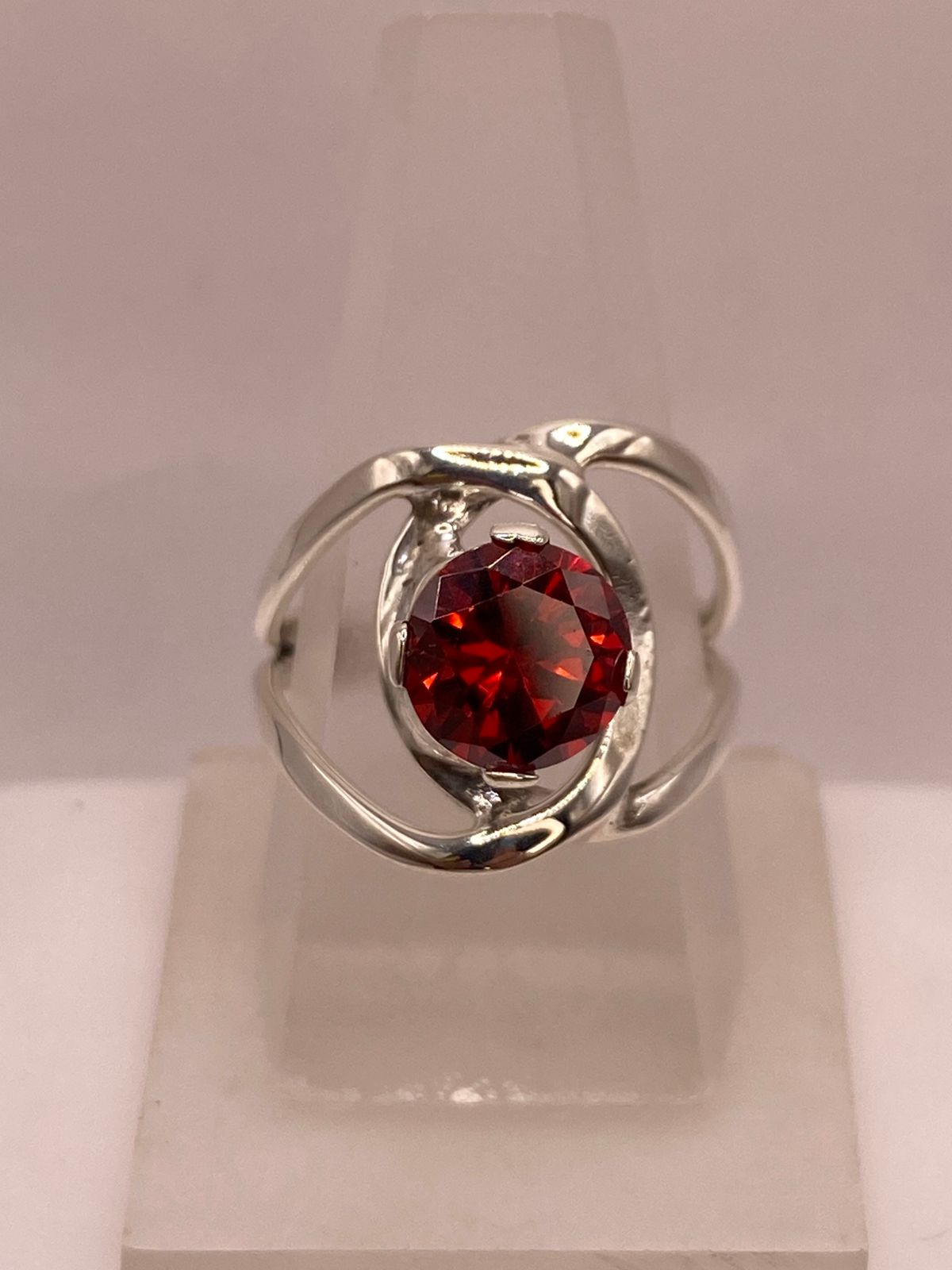 Anillo Moderno con Piedra Roja en Plata 925, vista lateral