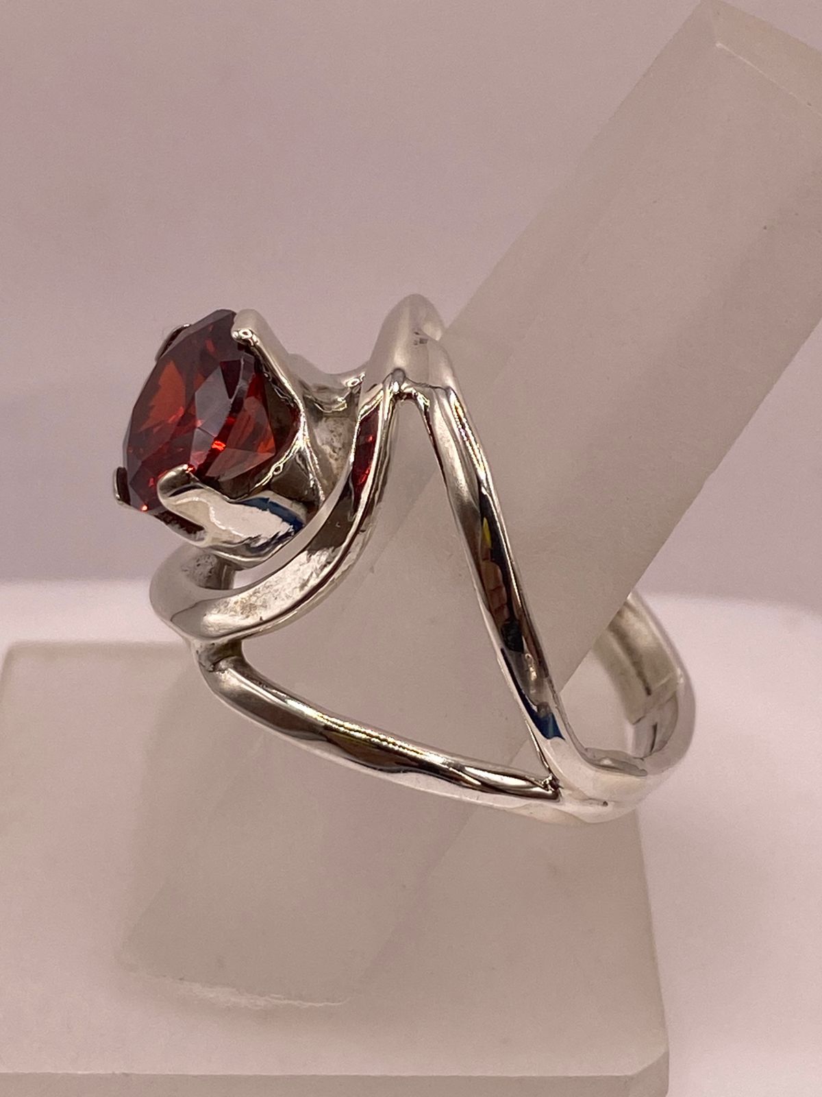 Anillo Moderno con Piedra Roja en Plata 925, vista de detalle