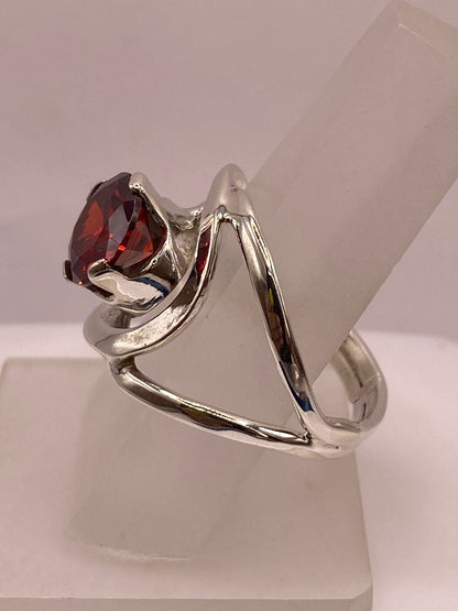 Anillo Moderno con Piedra Roja en Plata 925, vista de detalle