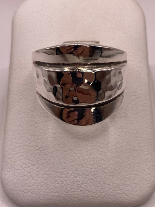 Anillo Moderno de Plata Ley 925 con Diseño Escultórico — ángulo diagonal