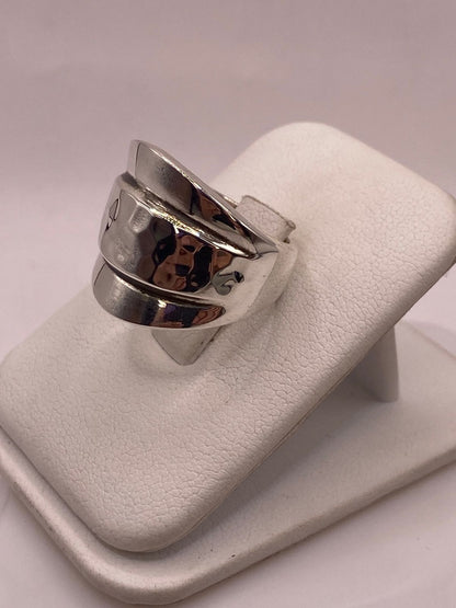 Anillo Moderno de Plata Ley 925 con Diseño Escultórico, vista lateral