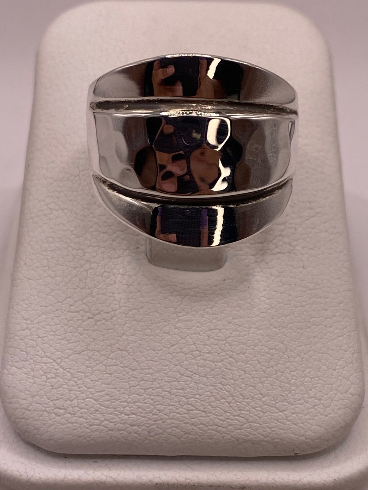 Anillo Moderno de Plata Ley 925 con Diseño Escultórico, vista frontal