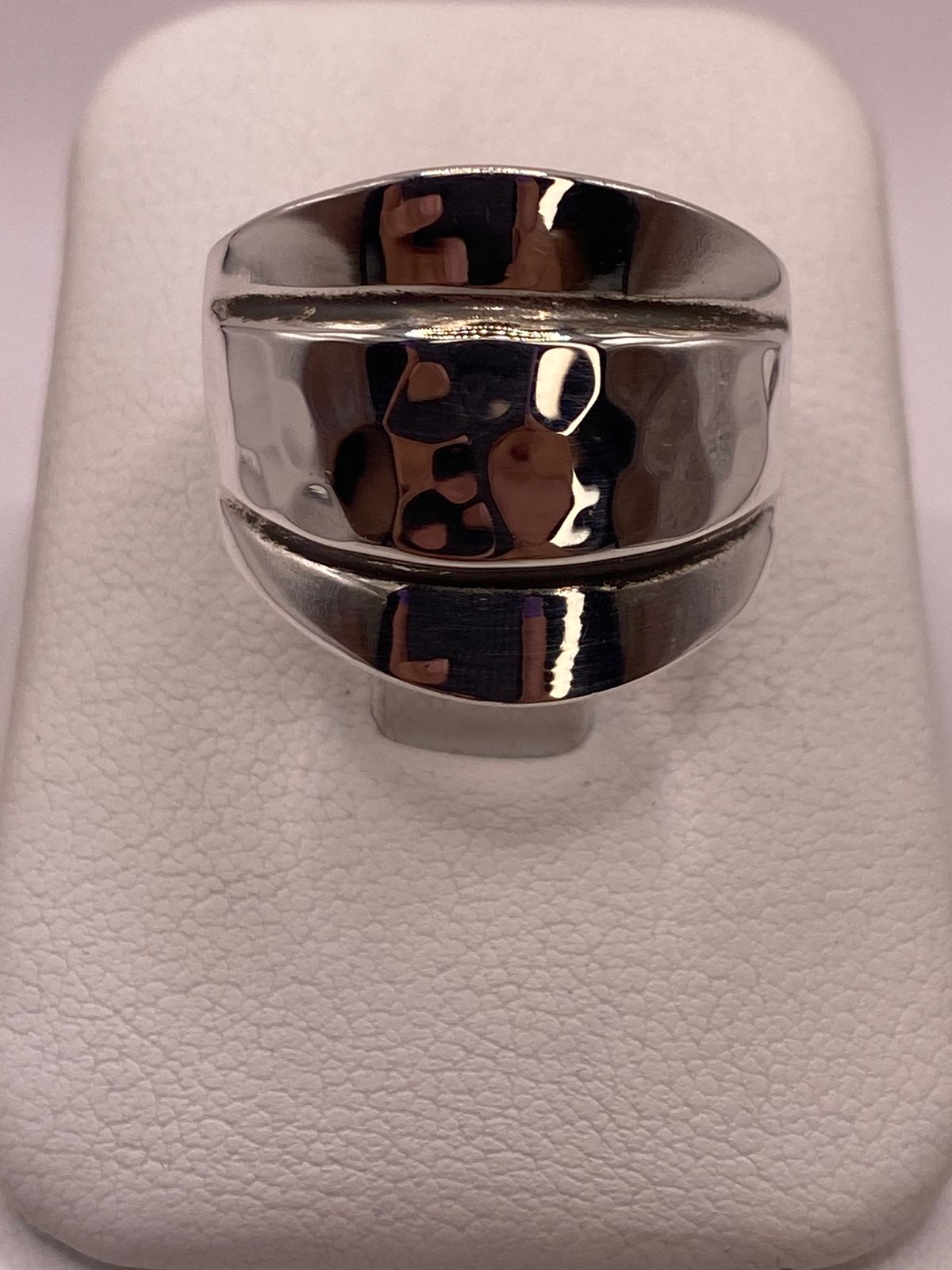 Anillo Moderno de Plata Ley 925 con Diseño Escultórico, vista de detalle