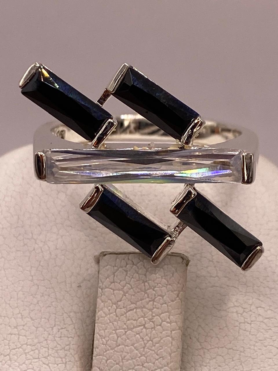 ANILLO MODERNO DE PLATA CON ZIRCONIAS EN DISEÑO CRUZADO , sello de autenticidad Plata Ley .925