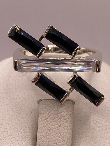 Anillo Moderno de Plata con Zirconias en Diseño Cruzado , sello de autenticidad Plata Ley .925