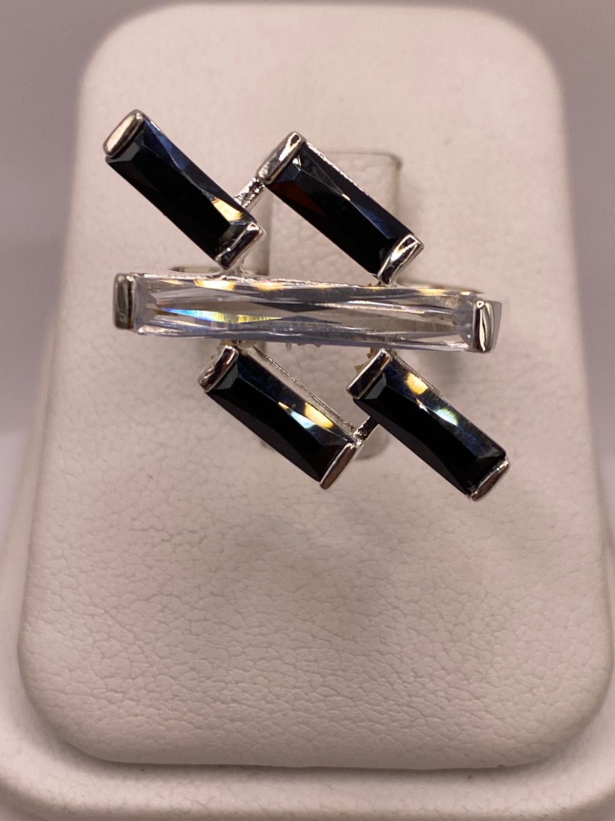 ANILLO MODERNO DE PLATA CON ZIRCONIAS EN DISEÑO CRUZADO