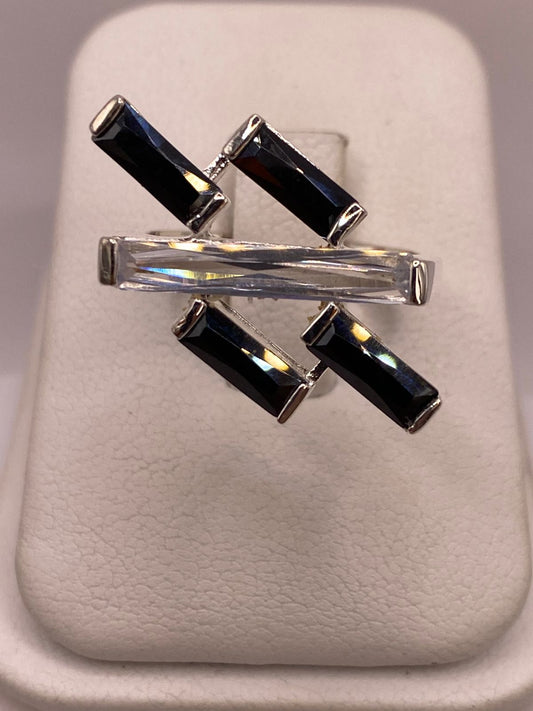 Anillo Moderno de Plata con Zirconias en Diseño Cruzado — ángulo diagonal