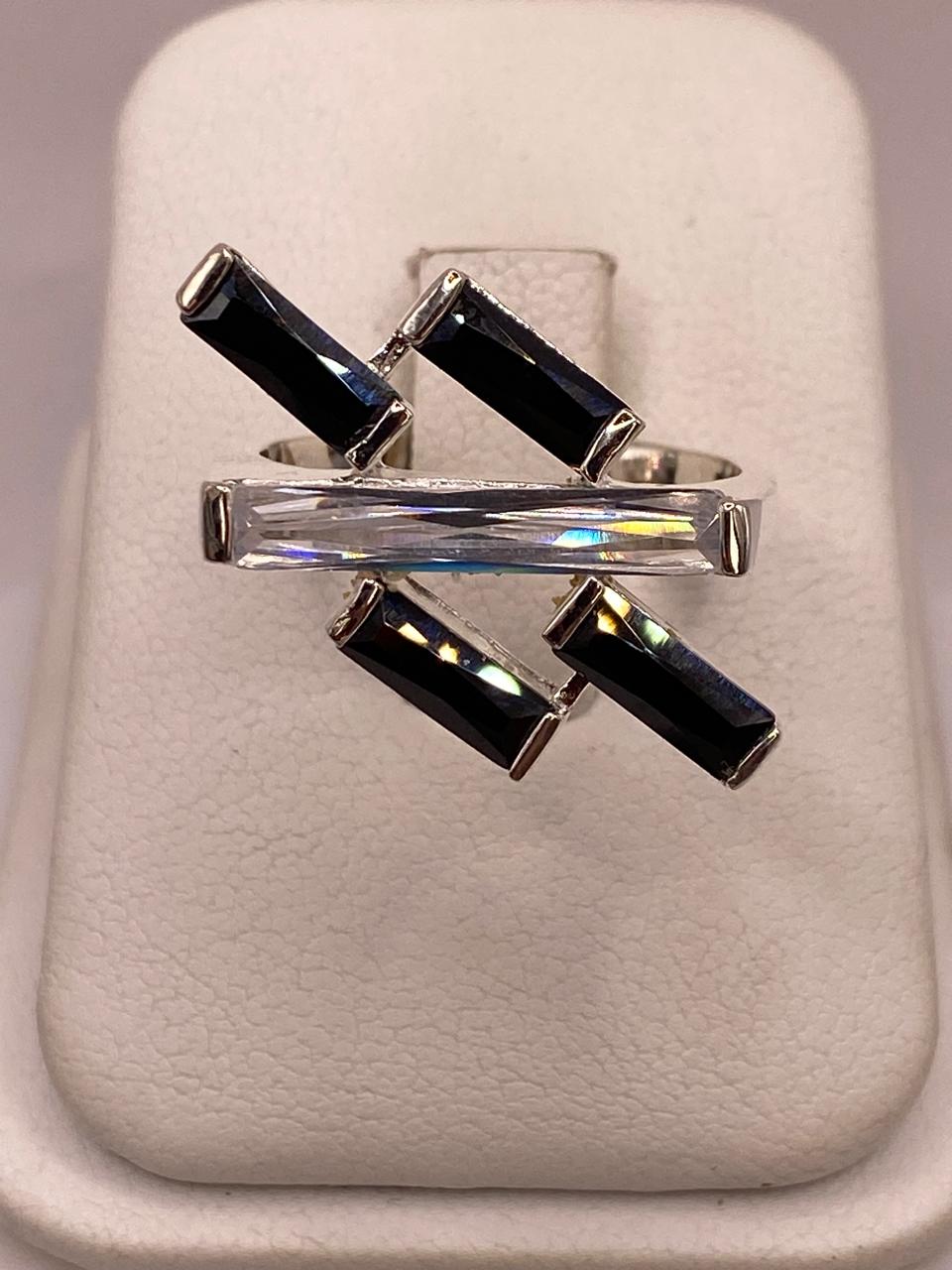 ANILLO MODERNO DE PLATA CON ZIRCONIAS EN DISEÑO CRUZADO , vista de detalle