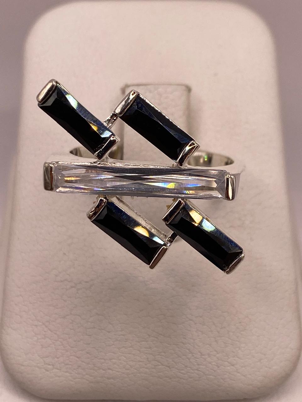 ANILLO MODERNO DE PLATA CON ZIRCONIAS EN DISEÑO CRUZADO , vista frontal