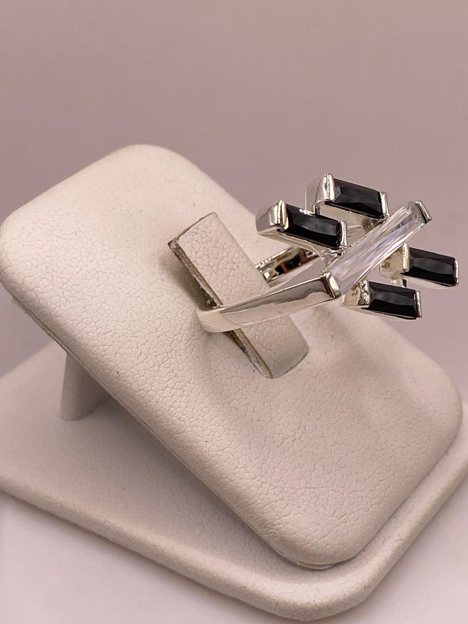 ANILLO MODERNO DE PLATA CON ZIRCONIAS EN DISEÑO CRUZADO , vista lateral