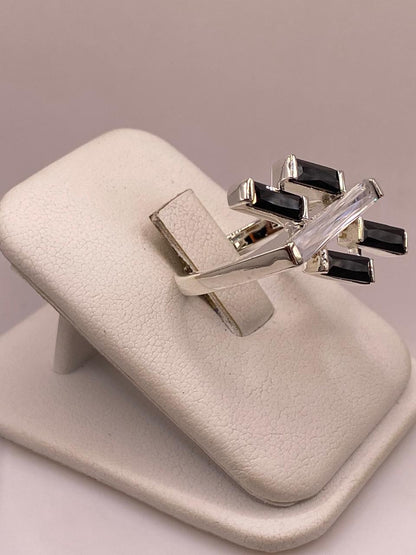 Anillo Moderno de Plata con Zirconias en Diseño Cruzado , vista lateral