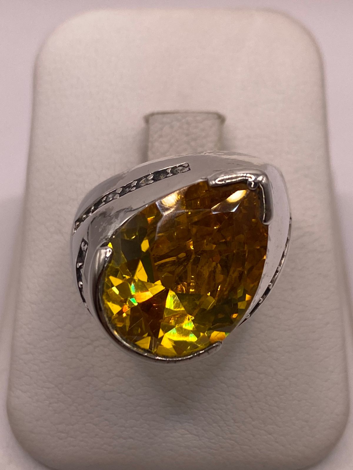 Anillo Moderno con Zirconia Amarilla Corte Gota en Plata Ley 925, vista superior