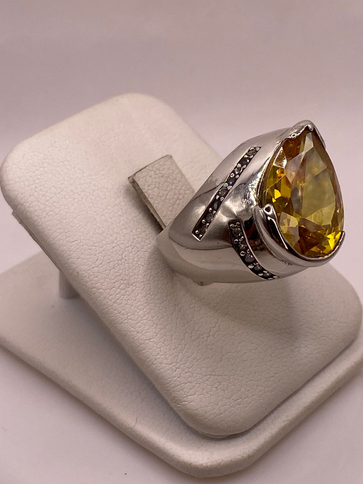 Anillo Moderno con Zirconia Amarilla Corte Gota en Plata Ley 925, vista de detalle