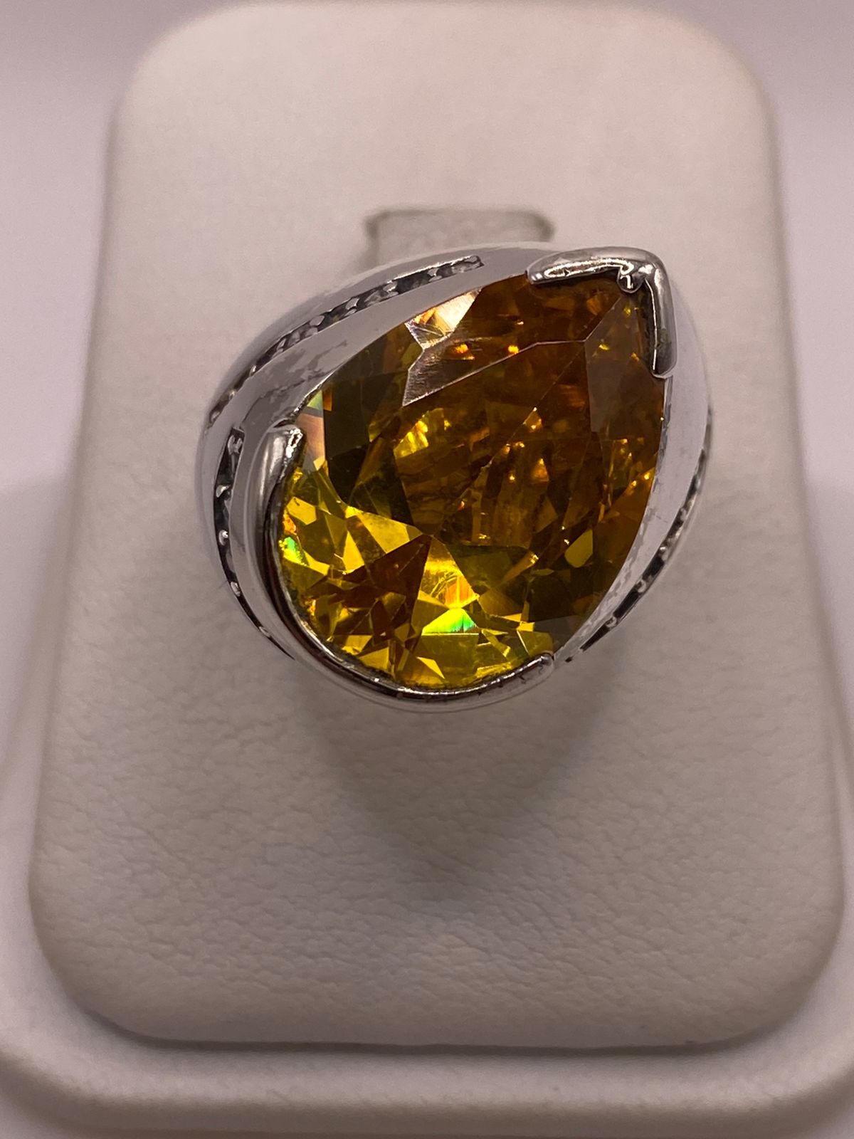 Anillo Moderno con Zirconia Amarilla Corte Gota en Plata Ley 925, vista frontal