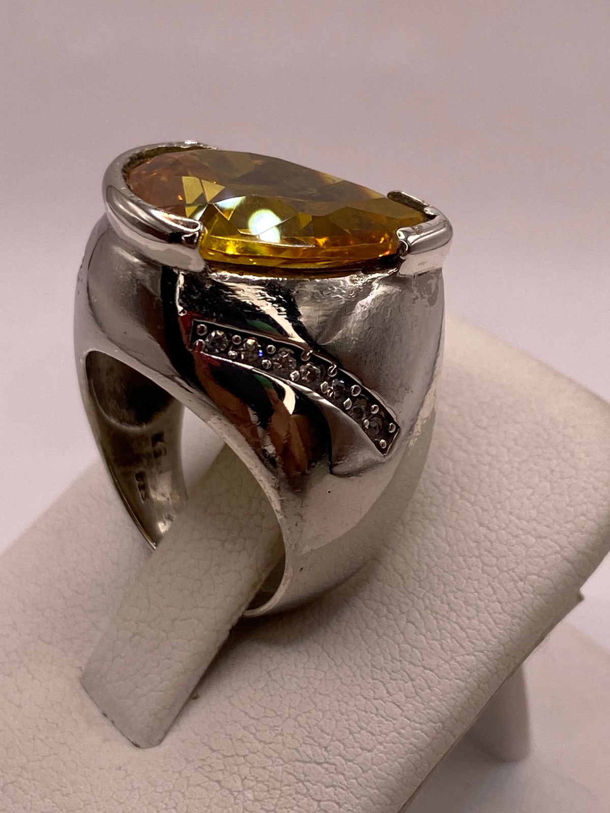 Anillo Moderno con Zirconia Amarilla Corte Gota en Plata Ley 925, sello de autenticidad Plata Ley .925
