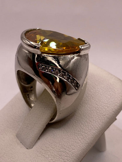Anillo Moderno con Zirconia Amarilla Corte Gota en Plata Ley 925, sello de autenticidad Plata Ley .925