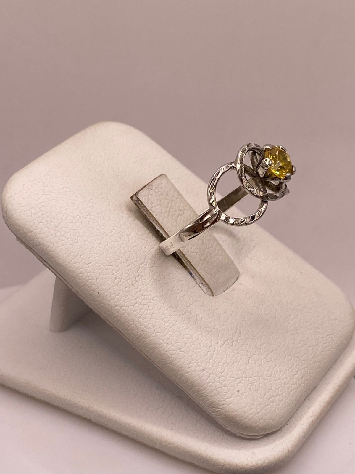 Anillo Moderno con Zirconia Amarilla en Plata 925, vista lateral