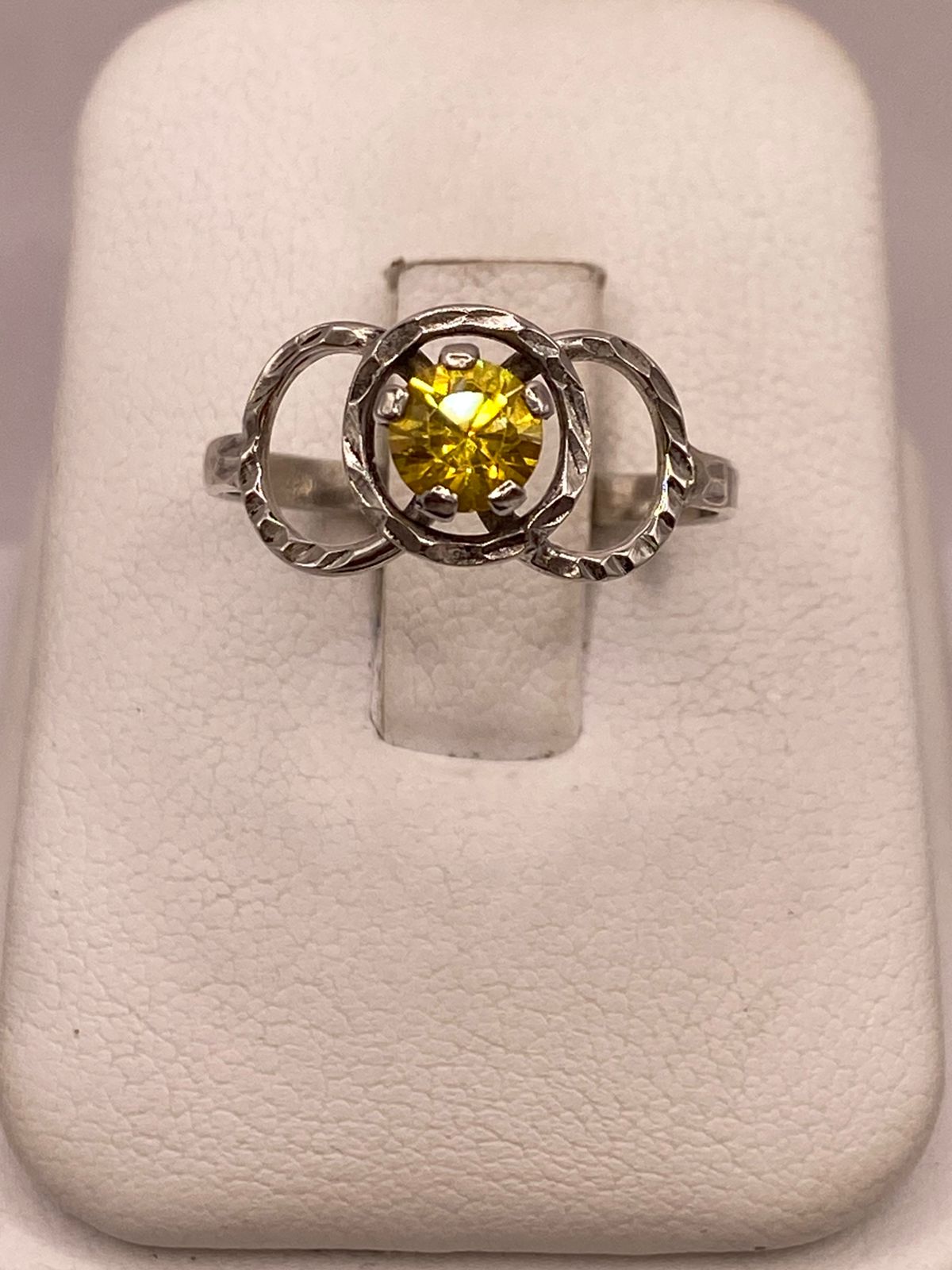 Anillo Moderno con Zirconia Amarilla en Plata 925, vista frontal