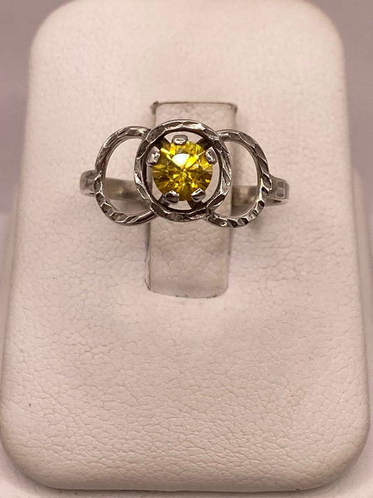 Anillo Moderno con Zirconia Amarilla en Plata 925, vista frontal