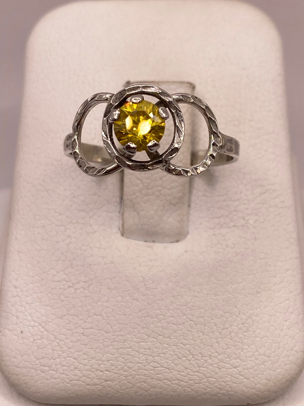 Anillo Moderno con Zirconia Amarilla en Plata 925 — ángulo diagonal