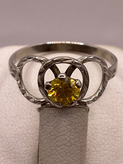 Anillo Moderno con Zirconia Amarilla en Plata 925, sello de autenticidad Plata Ley .925