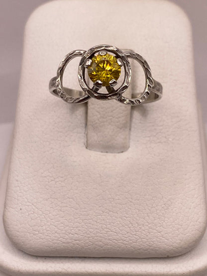 Anillo Moderno con Zirconia Amarilla en Plata 925, vista de detalle