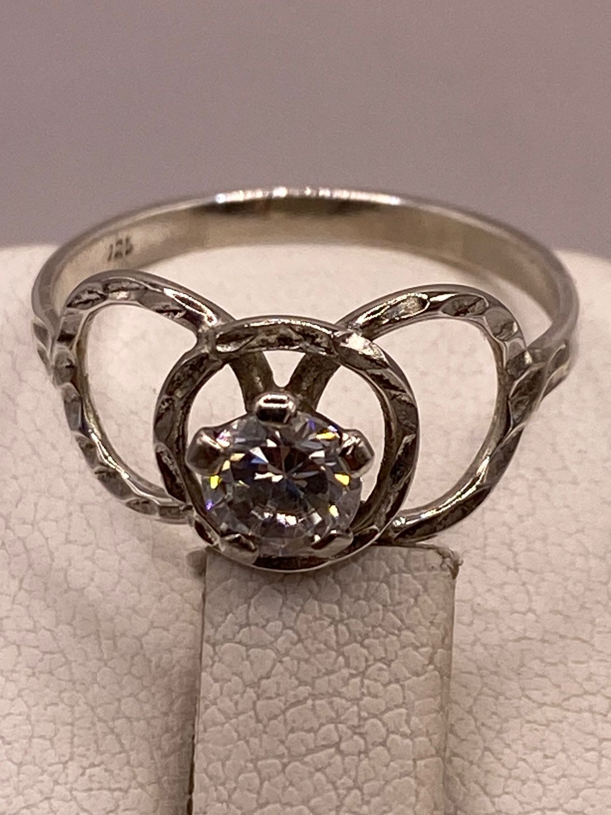 Anillo Moderno con Zirconia Brillante en Plata Ley 925, sello de autenticidad Plata Ley .925
