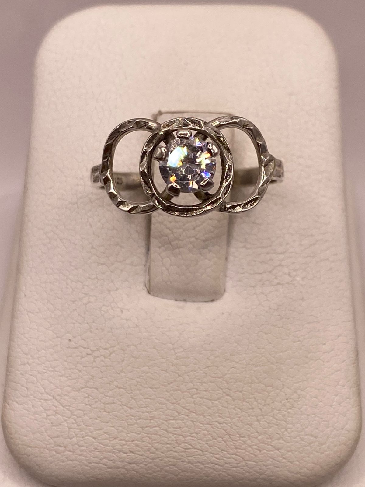 Anillo Moderno con Zirconia Brillante en Plata Ley 925, vista de detalle