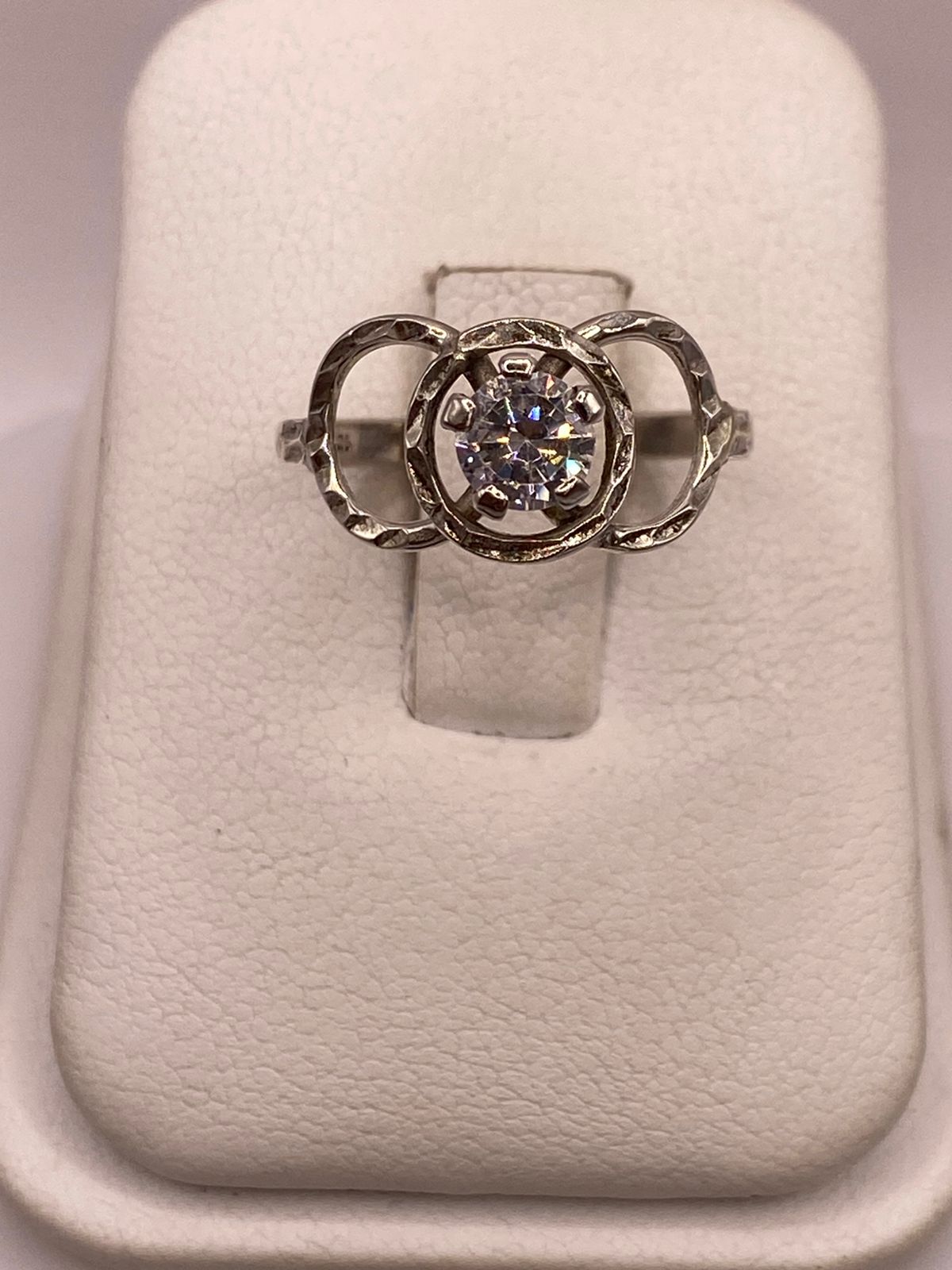 Anillo Moderno con Zirconia Brillante en Plata Ley 925 — ángulo diagonal