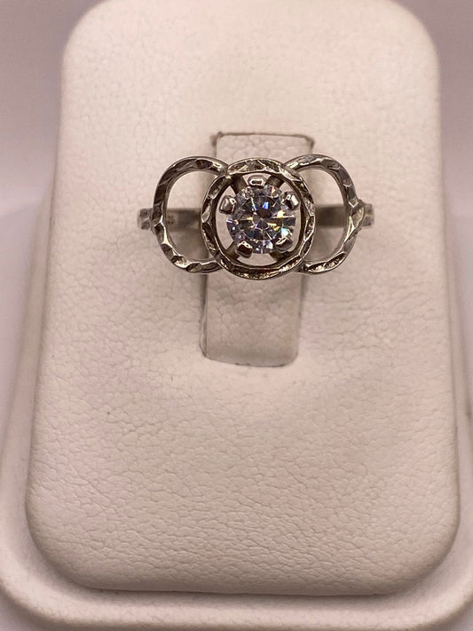 Anillo Moderno con Zirconia Brillante en Plata Ley 925 — ángulo diagonal