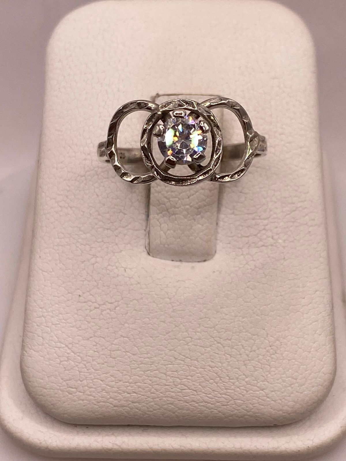 Anillo Moderno con Zirconia Brillante en Plata Ley 925, vista frontal