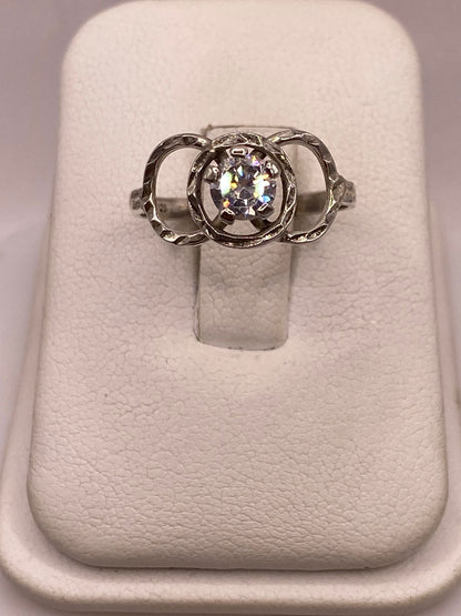 Anillo Moderno con Zirconia Brillante en Plata Ley 925, vista frontal