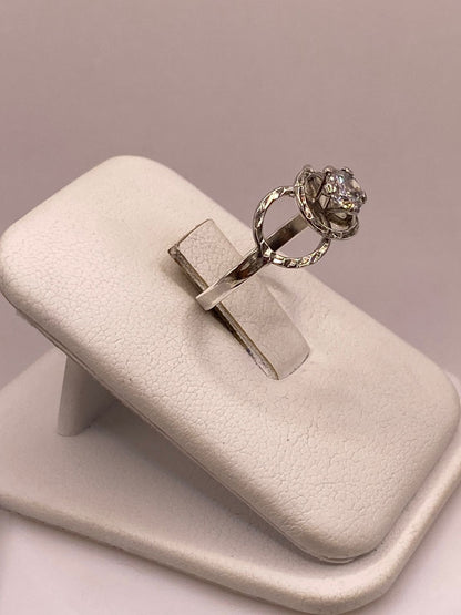 Anillo Moderno con Zirconia Brillante en Plata Ley 925, vista lateral