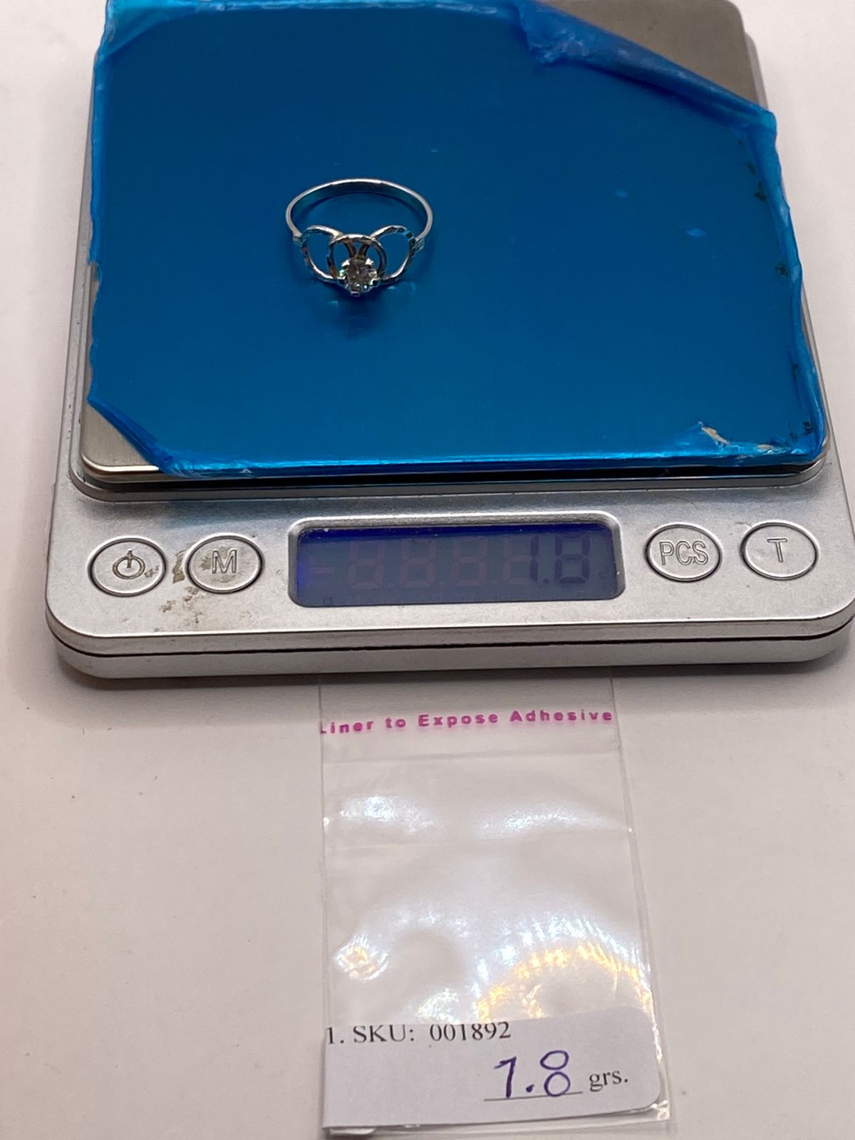 Anillo Moderno con Zirconia Brillante en Plata Ley 925, peso en gramos (báscula)