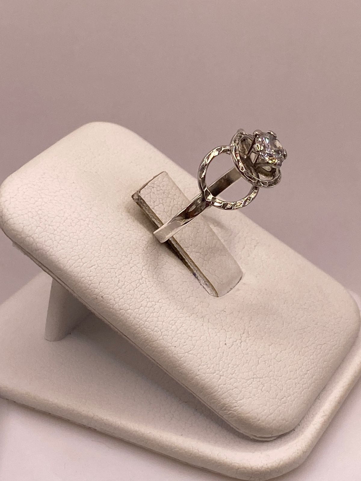 Anillo Moderno con Zirconia Brillante en Plata Ley 925, vista lateral