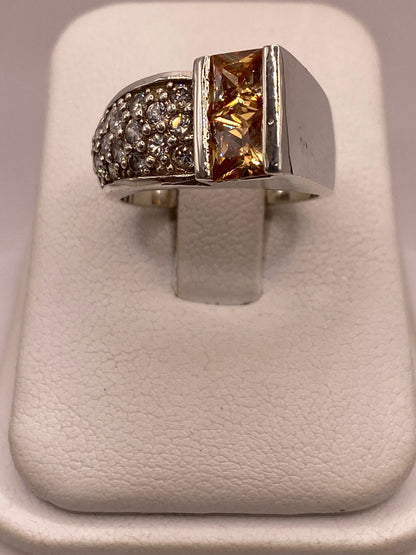 Anillo Moderno con Zirconia Color Champagne en Plata Ley 925 — detalle de acabado