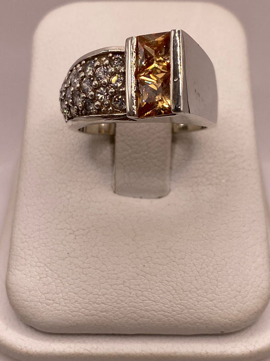 Anillo Moderno con Zirconia Color Champagne en Plata Ley 925 — detalle de acabado