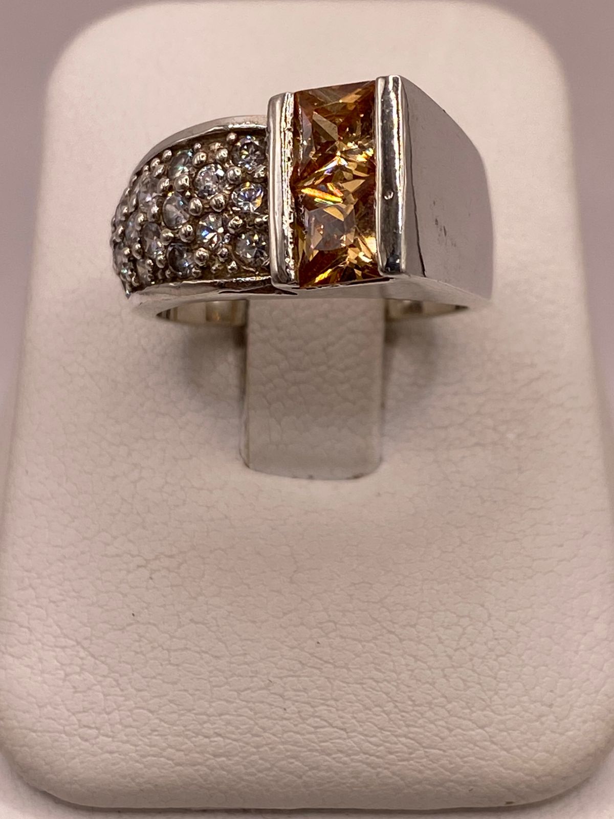 Anillo Moderno con Zirconia Color Champagne en Plata Ley 925, vista frontal
