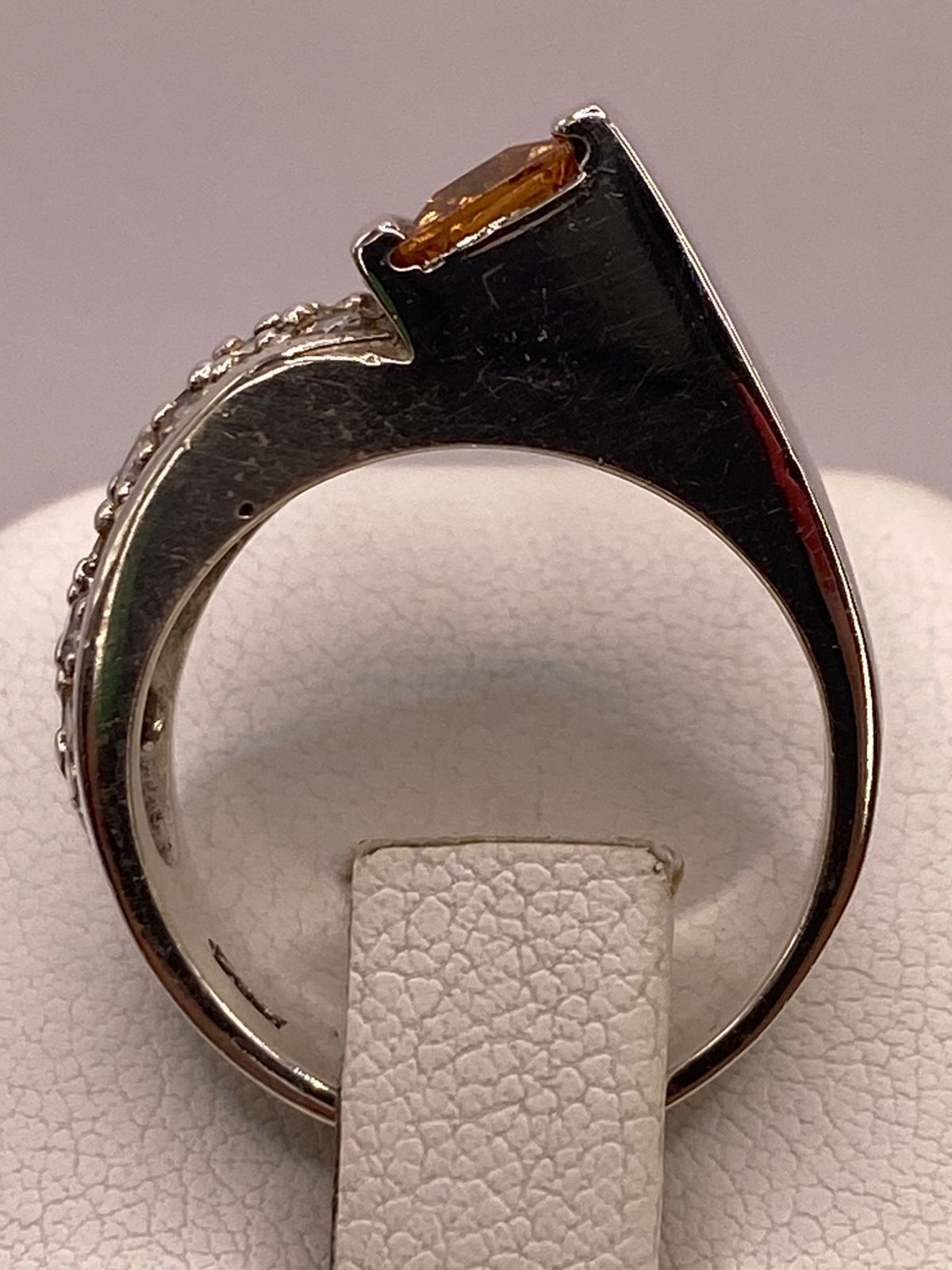 Anillo Moderno con Zirconia Color Champagne en Plata Ley 925, vista posterior