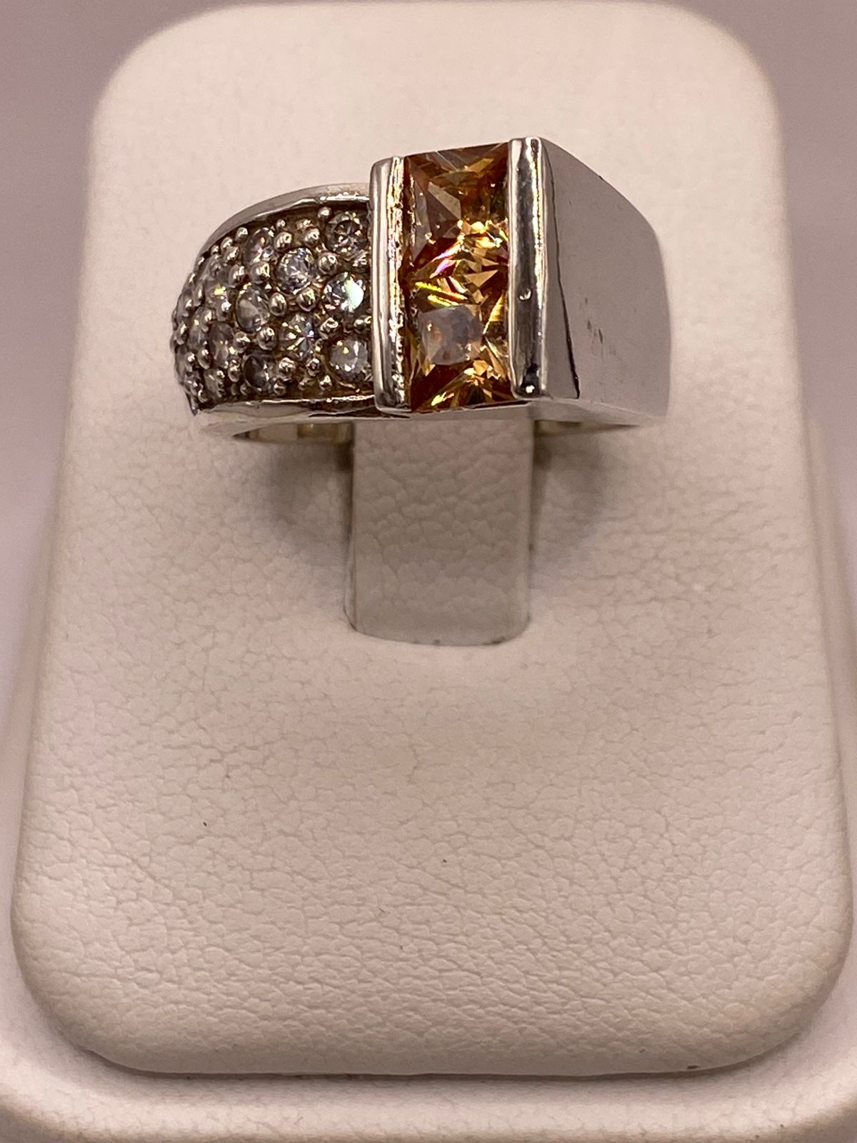Anillo Moderno con Zirconia Color Champagne en Plata Ley 925, vista superior