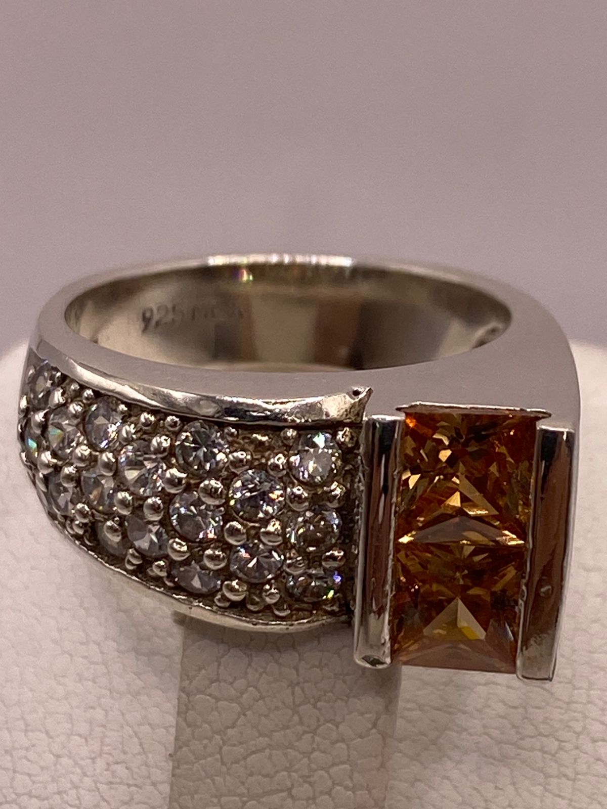 Anillo Moderno con Zirconia Color Champagne en Plata Ley 925, sello de autenticidad Plata Ley .925