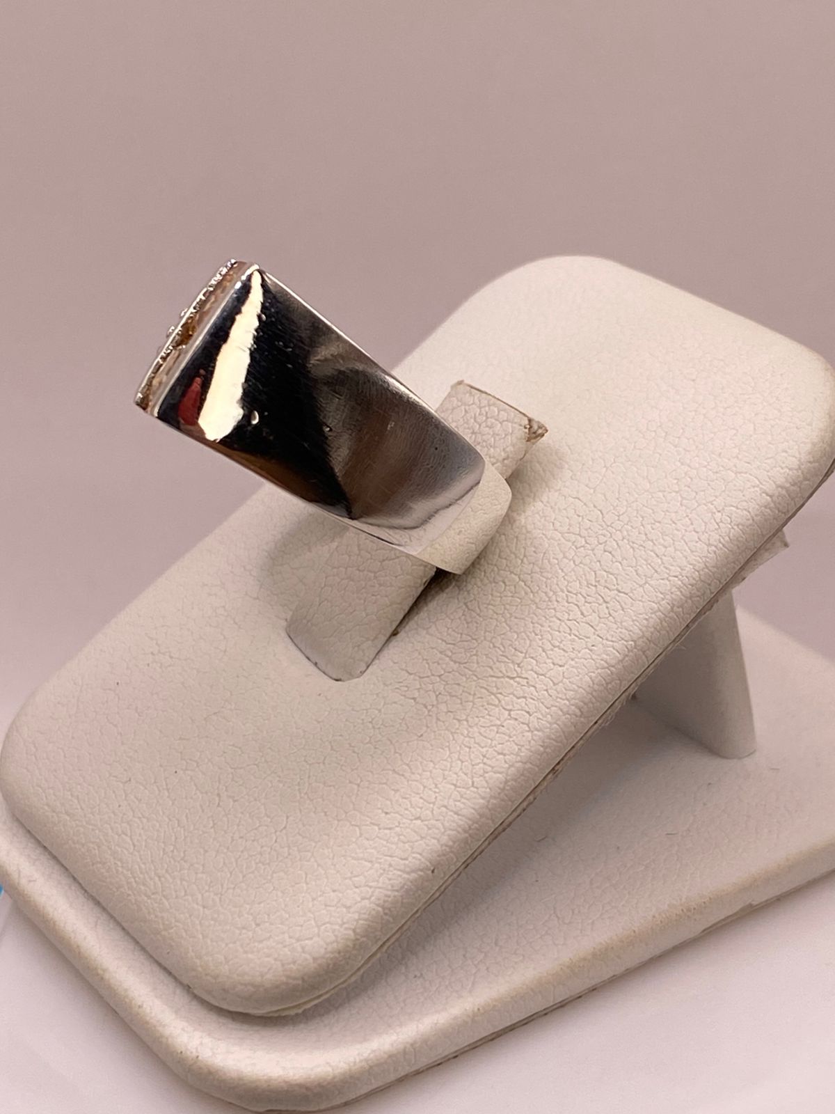 Anillo Moderno con Zirconia Color Champagne en Plata Ley 925, vista de detalle