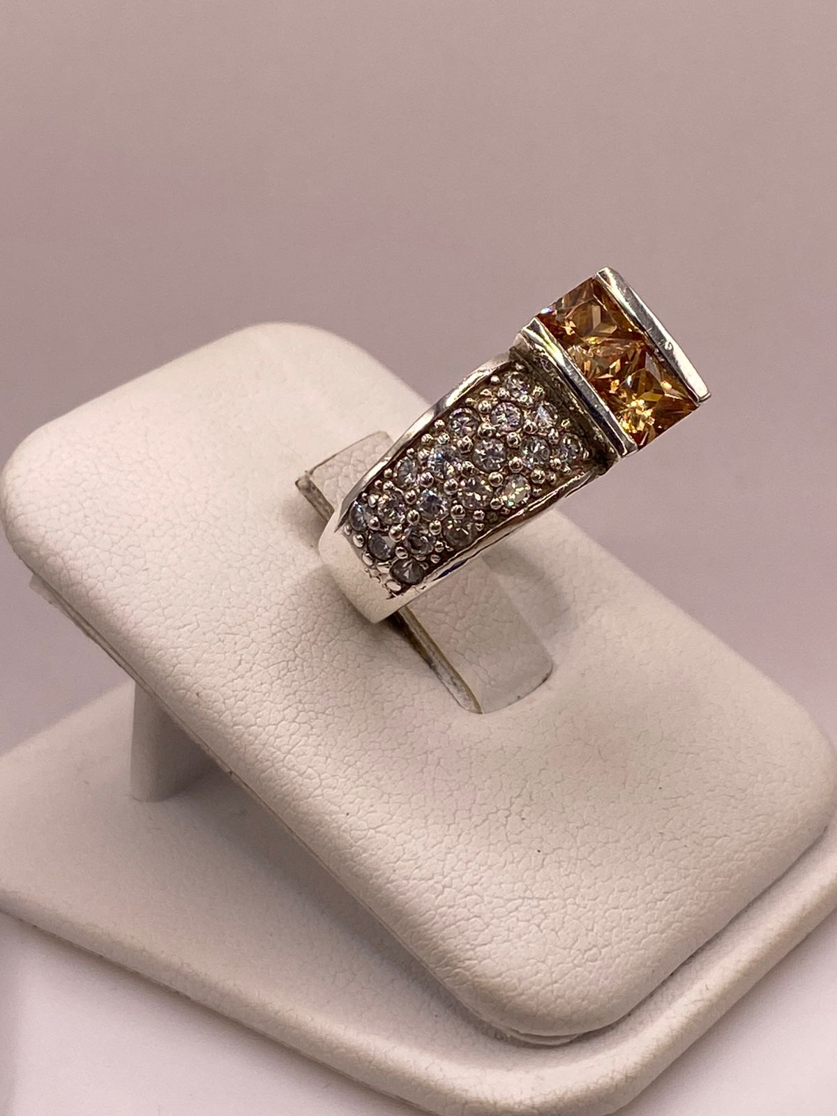 Anillo Moderno con Zirconia Color Champagne en Plata Ley 925, vista lateral