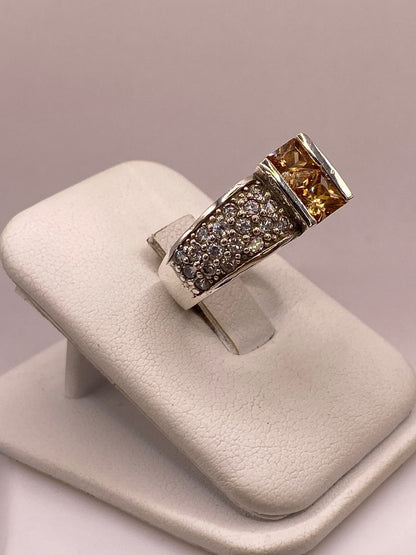 Anillo Moderno con Zirconia Color Champagne en Plata Ley 925, vista lateral