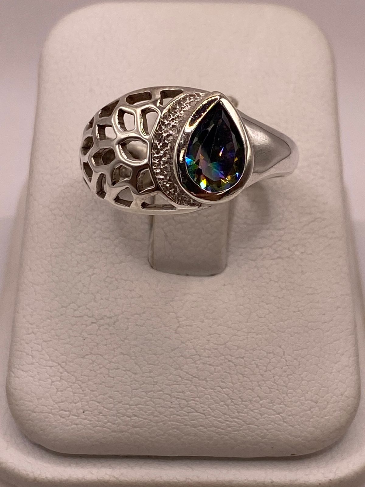 Anillo Moderno con Zirconia Iridiscente en Forma de Gota en Plata Ley 950, vista posterior