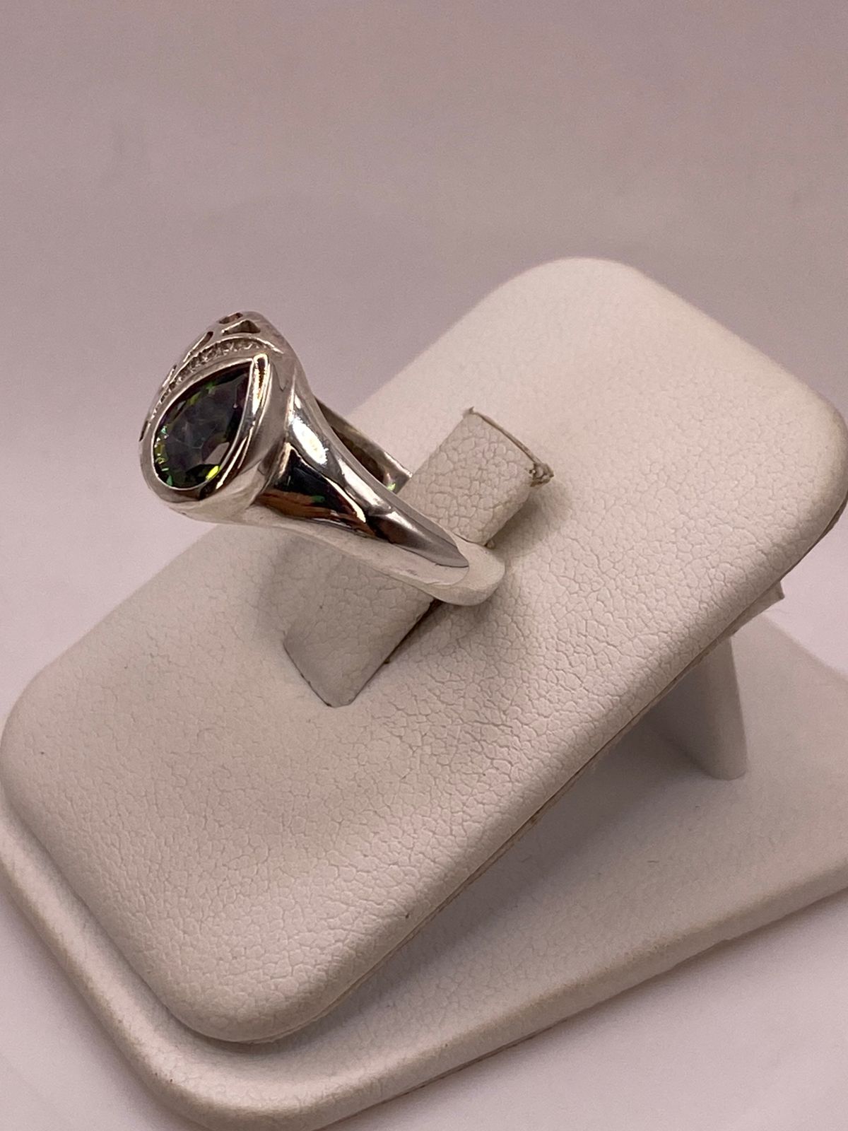 Anillo Moderno con Zirconia Iridiscente en Forma de Gota en Plata Ley 950, vista de detalle