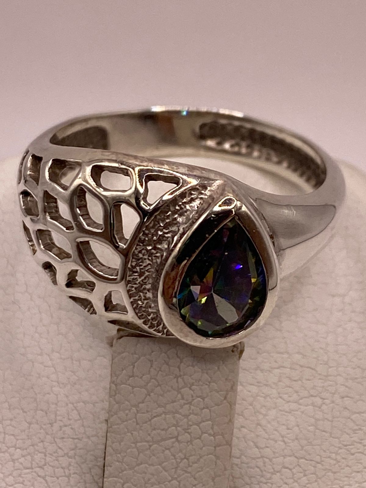 Anillo Moderno con Zirconia Iridiscente en Forma de Gota en Plata Ley 950