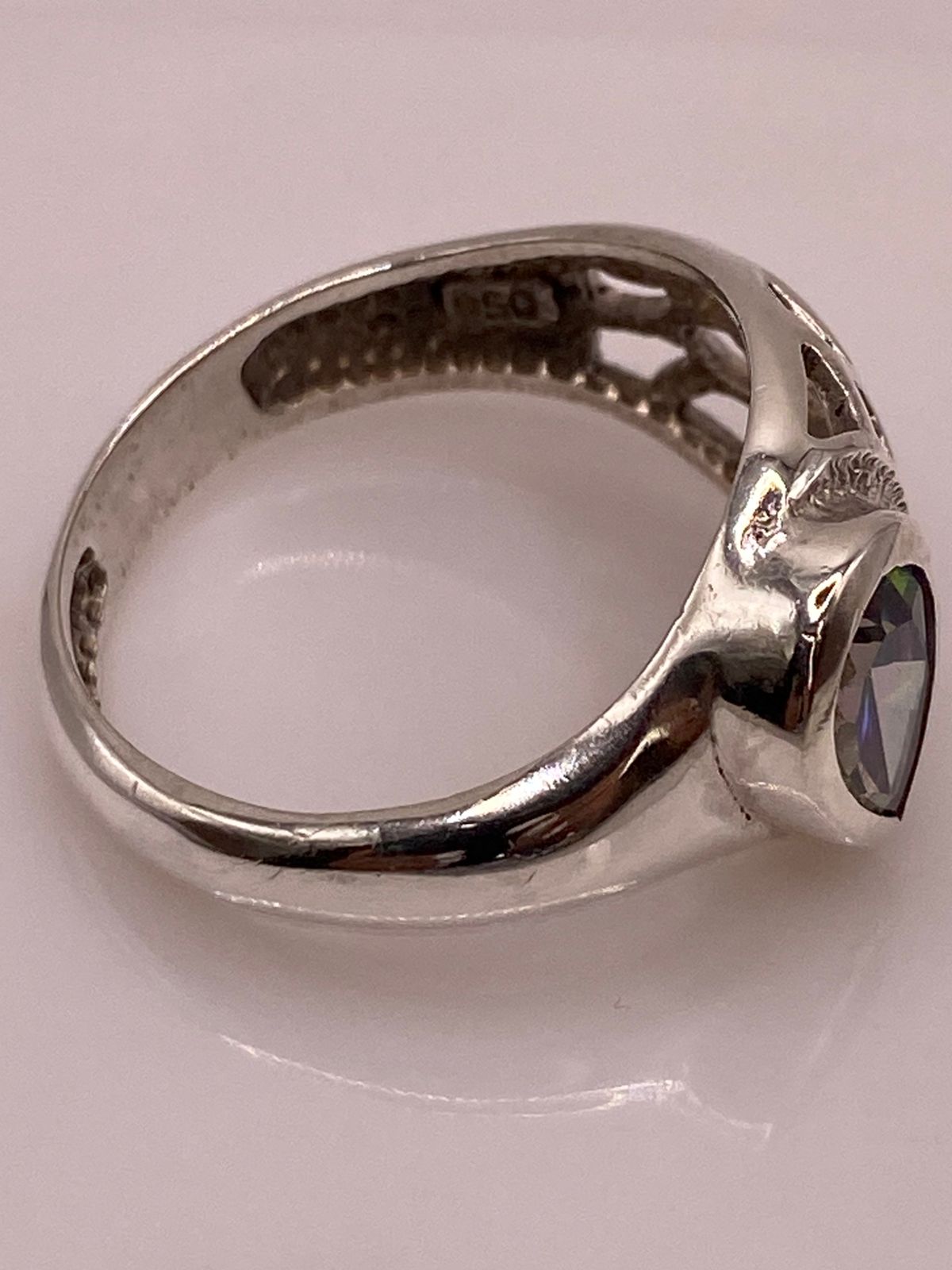 Anillo Moderno con Zirconia Iridiscente en Forma de Gota en Plata Ley 950, sello de autenticidad Plata Ley .925