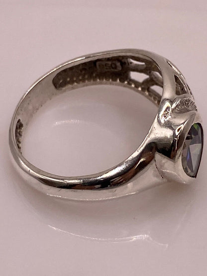 Anillo Moderno con Zirconia Iridiscente en Forma de Gota en Plata Ley 950, sello de autenticidad Plata Ley .925