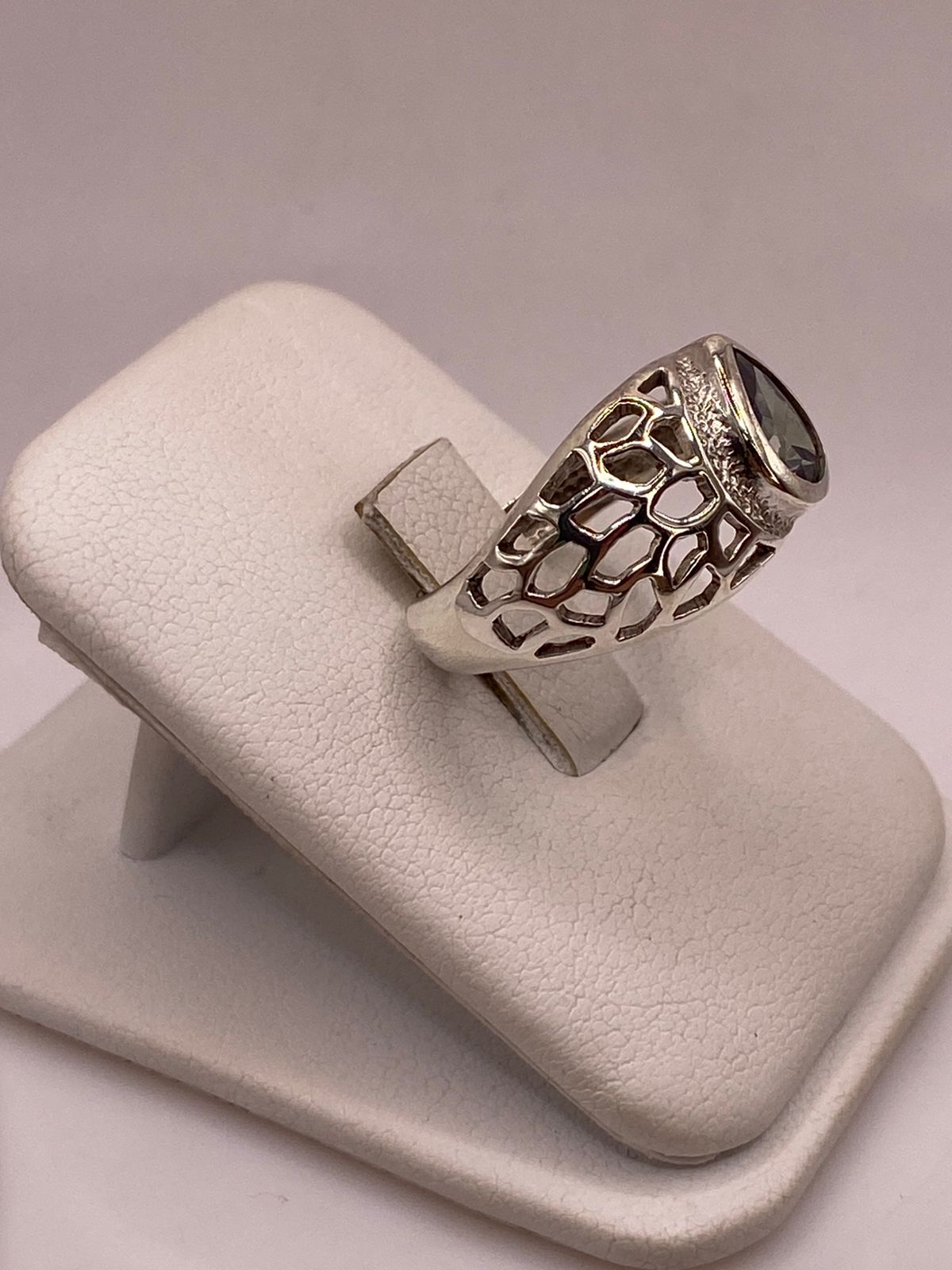 Anillo Moderno con Zirconia Iridiscente en Forma de Gota en Plata Ley 950, vista lateral